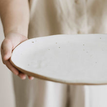 将图片加载到图库查看器，Dinnerware Organic Shaped Plate - Medium