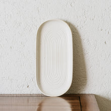 Cargar imagen en el visor de la galería, Speckled White Oval Serving Plate (14&quot;) - MAELSTROM