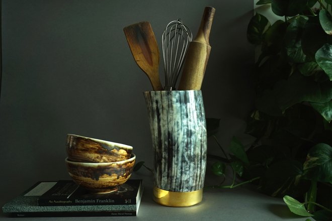 Cargar imagen en el visor de la galería, Vases African Vase with Brass Detail - Black -