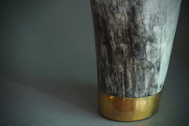 Cargar imagen en el visor de la galería, Vases African Vase with Brass Detail - Black -